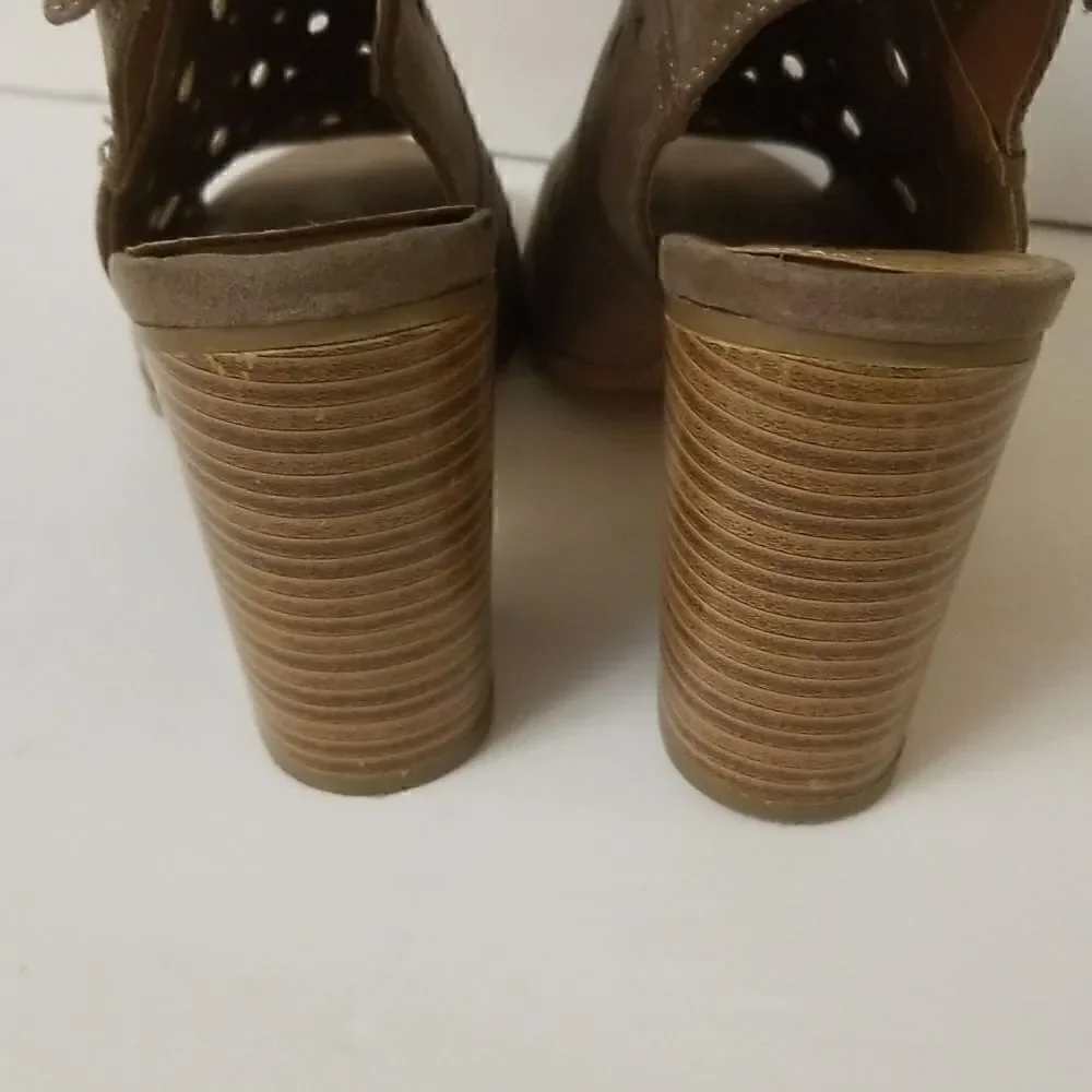 New Direction (Hayden) taupe colored heeled sandals. Size 9.